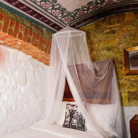 Witch House With Fireplace 里加