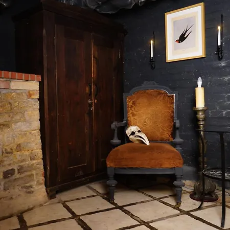 Apartment Witch House With Fireplace *