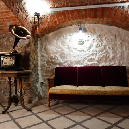 Witch House With Fireplace 公寓 *